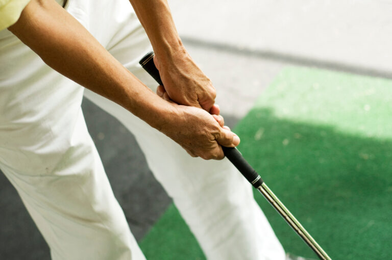 ゴルフグリップの握り方、右手の親指や人差し指の正しい位置や形は？