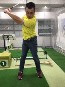 こんなドリル でも絶対 右腰が前に出ないね 頑張ろう ステップゴルフ